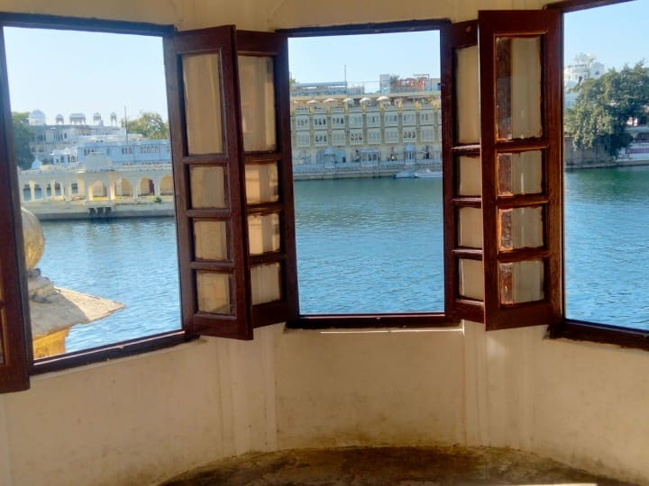 Mewar Bagore ki Haveli: उदयपुर में 270 साल पुरानी गणगौर घाट के पास बागोर की हवेली है. मेवाड़ के तत्कालीन प्रधानमंत्री अमर चंद बड़वा ने हवेली बनवाई थी.