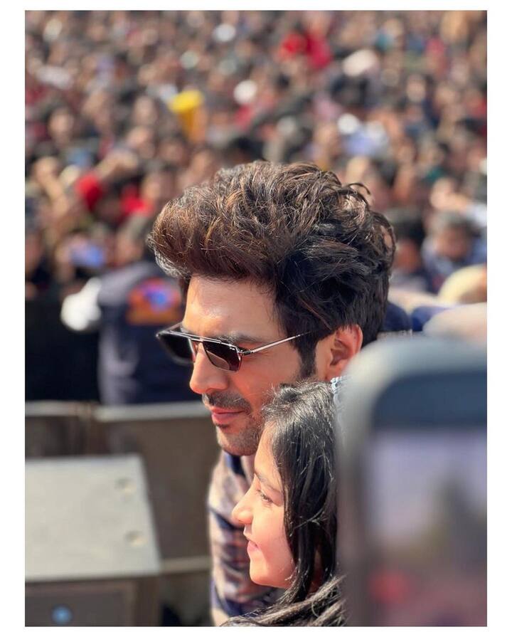 दिल्ली में फैंस ने कार्तिक आर्यन का दिल खोलकर स्वागत किया. जिसकी कई तस्वीरें एक्टर ने अपने इंस्टाग्राम अकाउंट पर शेयर की हैं.