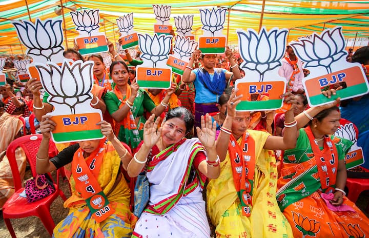 সোমবারই ত্রিপুরা গিয়েছেন মুখ্যমন্ত্রী মমতা বন্দ্যোপাধ্যায় ও তৃণমূলের সর্বভারতীয় সাধারণ সম্পাদক অভিষেক বন্দ্যোপাধ্যায়। আর ওই একইদিনে ত্রিপুরায় পৌঁছেছেন কেন্দ্রীয় স্বরাষ্ট্রমন্ত্রী অমিত শাহ। সেখানে জনসভা করেন তিনি।