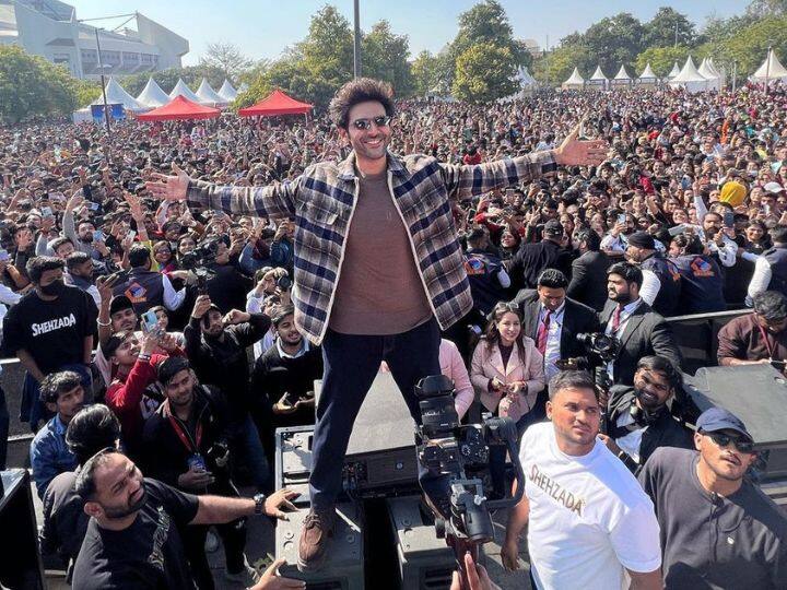 Kartik Aaryan Pics: एक्टर कार्तिक आर्यन मौजूदा समय में अपनी अपकमिंग फिल्म 'शहजादा'  के प्रमोशन में लगे हुए हैं. इस बीच कार्तिक की लेटेस्ट तस्वीरें सामने आई हैं.