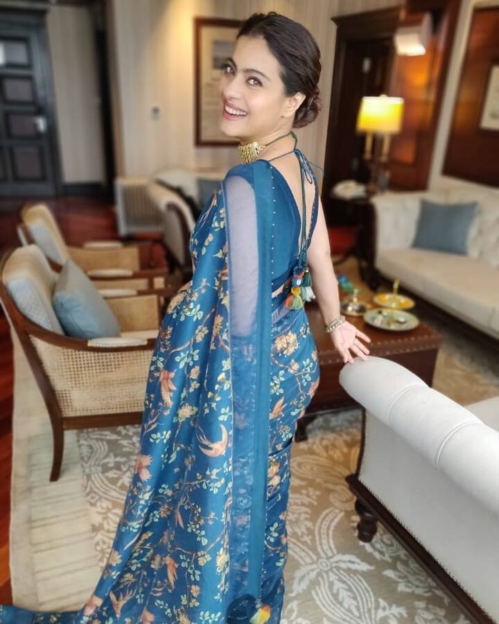 ये घर का लिविंग है. जिसे व्हाइट थीम के साथ सोफ़ा से लेकर सेंट्रल टेबल और डेकोरेटिव पीसेज से डेकोरेट किया गया है.