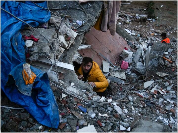 एजेंसियों के मुताबिक सबसे ज्यादा नुकसान दक्षिण तुर्किए (तुर्की) और उत्तरी सीरिया में हुआ है. सैकड़ों बिल्डिंग मिट्टी में तब्दील हो गई. सैकडों जिंदगियां इनके अंदर समा गई. कई लोगों को संभलने तक का मौका नहीं मिला. मौत का आंकड़ा हर घंटे बढ़ता जा रहा है, लेकिन आशंका कि ये आंकड़ा हजारों में जा सकता है. (PC- AP)