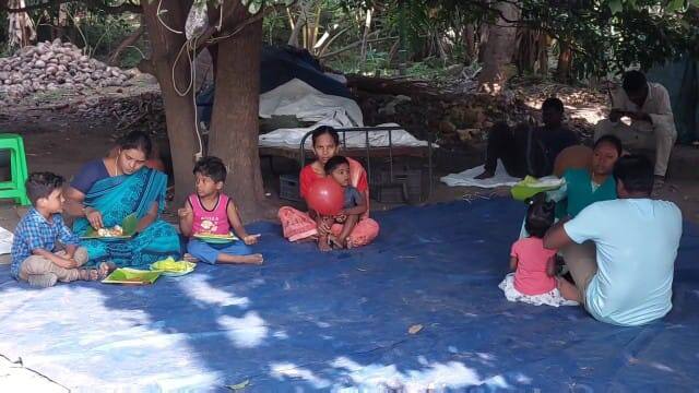 People gather to eat organic food at Dharmapuri heritage market TNN தருமபுரி மரபுச் சந்தையில் இயற்கை உணவு வகைகளை உண்ண குவியும் பொதுமக்கள்