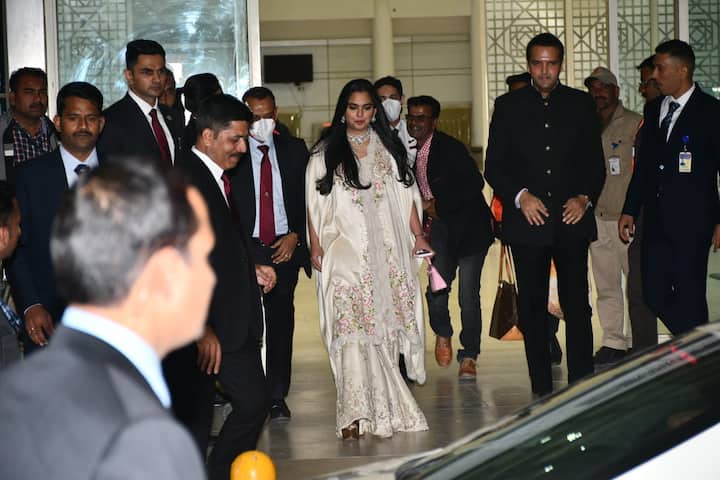 ईशा ने अपना ये ट्रेडिशनल लुक ग्लोसी मेकअप, ओपन हेयर और डायमंड ज्वेलरी के साथ पूरा किया था.