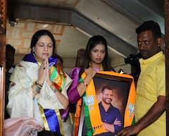 In Pics : हातात वडिलांचा फोटो अन् पाणावलेल्या डोळ्यांनी जगतापांची लेक ऐश्वर्या आईच्या पाठिशी खंबीर उभी