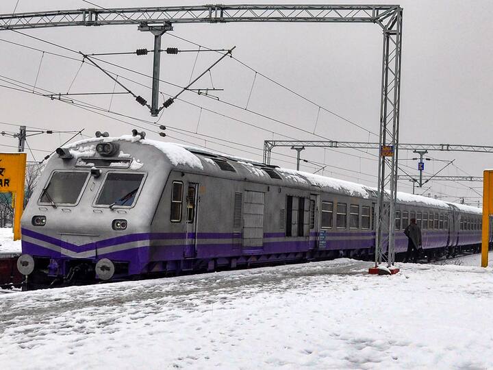 మొదటి దశలో ప్రయాణికులు ఈ-టికెట్ బుక్ చేసుకున్నప్పుడే వాట్సాప్కు ఓ సందేశం వస్తుంది. http://www.ecatering.irctc.co.in లింక్ వస్తుంది. దానిని క్లిక్ చేసి ఈ-క్యాటరింగ్ సేవలను ఎంచుకోవచ్చు. ఐఆర్సీటీసీలో నేరుగా భోజనాలను బుక్ చేసుకోవచ్చు.