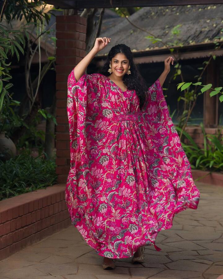 రంగురంగుల డ్రెస్సులో రెక్కలు విప్పిన సీతాకోక చిలుకలా అందంగా కనిపిస్తోంది ఫరియా.-Image Credit: Faria Abdullah/Instagram