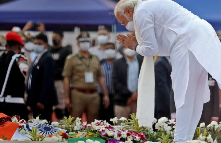 લતા મંગેશકરનું 6 ફેબ્રુઆરી, 2022ના રોજ 92 વર્ષની વયે અવસાન થયું હતું. લતા મંગેશકરના અંતિમ સંસ્કારમાં ભારતના વડાપ્રધાન નરેન્દ્ર મોદી સહિત અનેક બોલિવૂડ સ્ટાર્સે હાજરી આપી હતી.