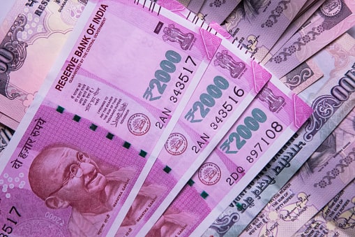 जमिनीवरील पैसे उचलत आहे, असे स्वप्न जर एखाद्या व्यक्तीला पडले तर, त्याला अर्थ हे तुमचं आर्थिक नुकसान होण्याचे संकेत आहे. त्यामुळे व्यवहार करताना काळजीपूर्वक करा.