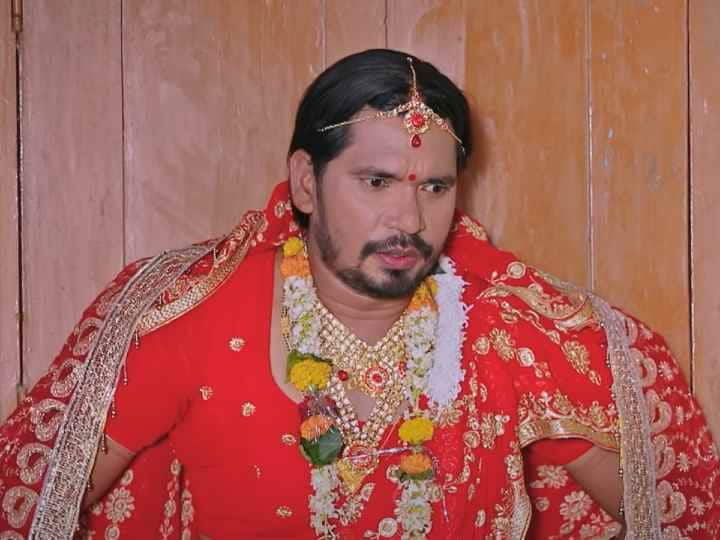 Ghoonghat Mein Ghotala pravesh lal yadav lady look going viral on internet in red saree Bhojpuri Film: जब Pravesh Lal Yadav ने किया 'घुंघट में घोटाला', लाल साड़ी में एक्टर को पहचान पाना हुआ मुश्किल