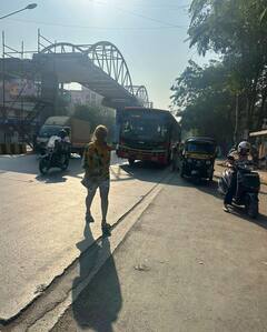 In Pics: मुंबई की सड़कों पर घूमते दिखी 'विदेशी लड़की' कौन है? सोशल मीडिया पर खूब वायरल हो रहीं तस्वीरें