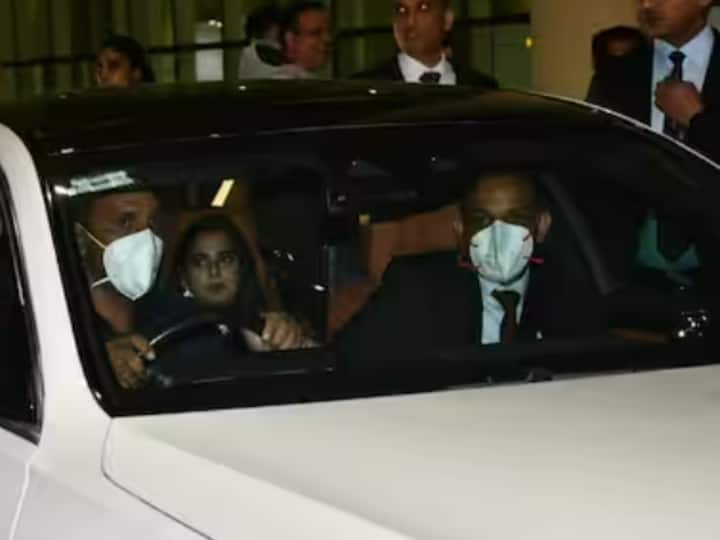 जैसलमेर एयरपोर्ट पर ईशा अंबानी और उनके पति उद्योगपति आनंद पीरामल दोनों को रॉयल लुक में देखा गया है. ईशा अंबानी व्हाइट ड्रेस और बेहद खूबसूरत ज्वैलरी में नजर आईं.