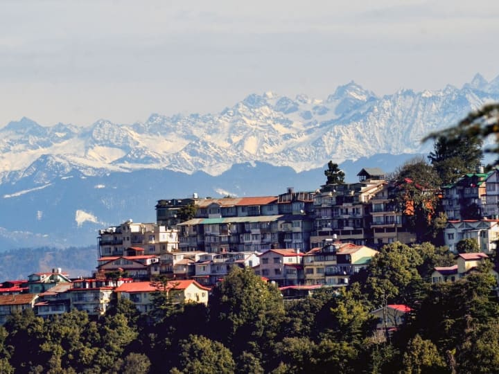 विश्व भर में हिमाचल प्रदेश की पहचान पर्यटन राज्य के रूप में है. प्रदेश की राजधानी शिमला में हर साल लाखों पर्यटक घूमने के लिए आते हैं. यहां घूमने के लिए कई जगह हैं.