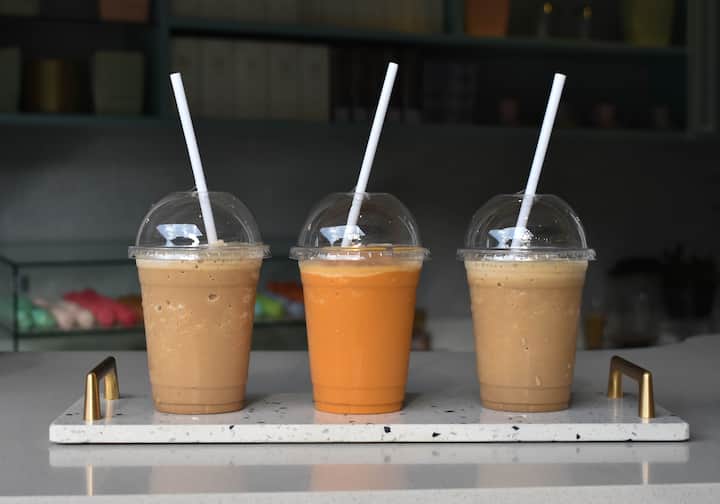 প্রতিদিন খাবারের সঙ্গে সেগুলি নিলে পুষ্টিগুণ তো মিলবেই, তার সঙ্গে শরীরে জলের পরিমাণেও ভারসাম্য থাকবে। কোনও দামি বা দুষ্প্রাপ্য জিনিস নয়, সাধারণ বাজার-হাট থেকেই মিলবে সেই সামগ্রী। প্রতিদিনের জীবনে ক্লান্তি দূর করতে, এনার্জি পেতে এবং পর্যাপ্ত পুষ্টি পেতে ভরসা করা যাবে সেই পানীয়গুলিতে।