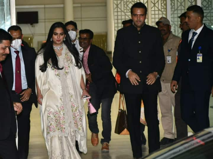 Isha Ambani: मुकेश अंबानी की लाडली बेटी ईशा अंबानी हाल ही में अपने पति के साथ बेस्टी कियारा की शादी के लिए जैसलमेर पहुंची थीं. इस दौरान ईशा के हाथ में एक क्यूट सा बैग दिखा था. जिसकी कीमत लाखों में है.