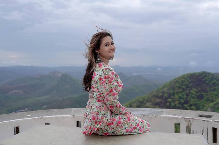 इंस्टाग्राम पर रश्मि देसाई के मिलियन्स में फॉलोअर्स हैं जो उनकी डेली लाइफ अपडेट जानने के लिए हमेशा एक्टिव नजर आते हैं. जल्द ही एक्ट्रेस 6 मिलियन फॉलोअर्स का आंकड़ा पार करने जा रही हैं.