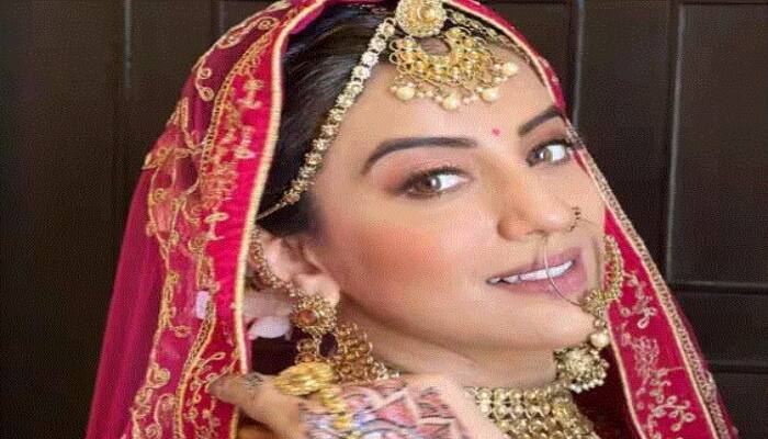 Bhojpuri News : ਭੋਜਪੁਰੀ ਅਦਾਕਾਰਾ ਅਕਸ਼ਰਾ ਸਿੰਘ ਨੂੰ ਫਿਲਮੀ ਪਰਦੇ 'ਤੇ ਉਸ ਦੇ ਪ੍ਰਸ਼ੰਸਕਾਂ ਨੇ ਇੰਨੀ ਵਾਰ ਦੁਲਹਨ ਬਣਦੇ ਦੇਖਿਆ ਹੈ ਕਿ ਹੁਣ ਉਹ ਉਸ ਨੂੰ ਅਸਲ ਜ਼ਿੰਦਗੀ 'ਚ ਦੁਲਹਨ ਬਣਦੇ ਦੇਖਣਾ ਚਾਹੁੰਦੇ ਹਨ।