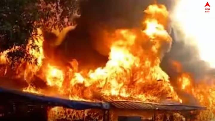 নতুন বছরের প্রথম মাসেই আরও একটি ভয়াবহ অগ্নিকাণ্ডের ঘটনা ঘটে সল্টলেকের FD ব্লকে। ওই এলাকার ঝুপড়ি মার্কেটে ভয়াবহ আগুন ছড়িয়ে পড়ে।