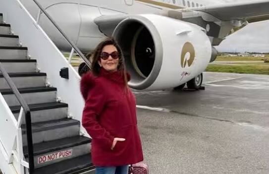 ਇੱਕ ਵਾਰ ਵਿੱਚ 10 ਤੋਂ 12 ਲੋਕ ਬੈਠ ਕੇ ਜਾ ਸਕਦੇ ਹਨ। ਨੀਤਾ ਅੰਬਾਨੀ ਦੇ ਇਸ ਲਗਜ਼ਰੀ ਜੈੱਟ ਦੀ ਗੱਲ ਕਰੀਏ ਤਾਂ ਇਸ ਦੇ ਅੰਦਰ ਅਟੈਚ ਬਾਥਰੂਮ ਦੇ ਨਾਲ ਇੱਕ ਮਾਸਟਰ ਬੈੱਡਰੂਮ ਵੀ ਹੈ। (ਫੋਟੋ-ਇੰਸਟਾਗ੍ਰਾਮ)