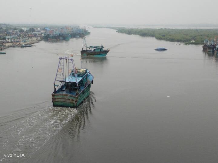 Nagapattinam: After 4 days the Nagai fishermen went to the sea TNN 4 நாட்களுக்குப் பிறகு கடலுக்குச்  சென்ற நாகை மீனவர்கள்