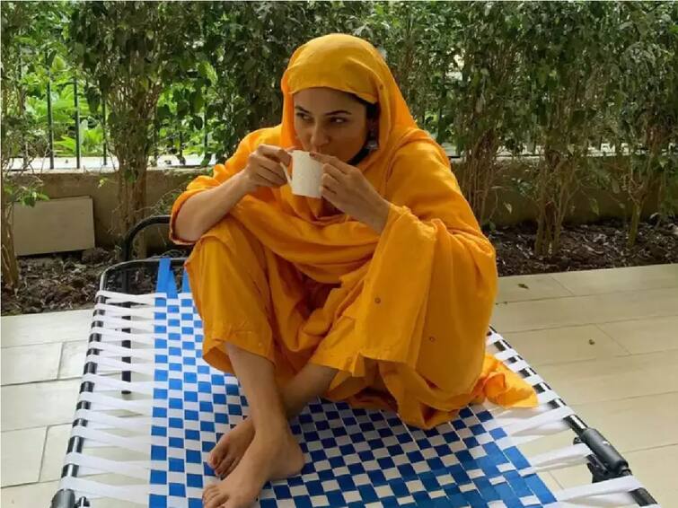 Friends Chai Peelo Shehnaaz Gill Gets Back To Pind Life, Shares Pic Posing On A Manji Instagram Post 'Friends, Chai Peelo': Shehnaaz Gill Gets Back To Pind Life, Shares Pic Posing On A Manji