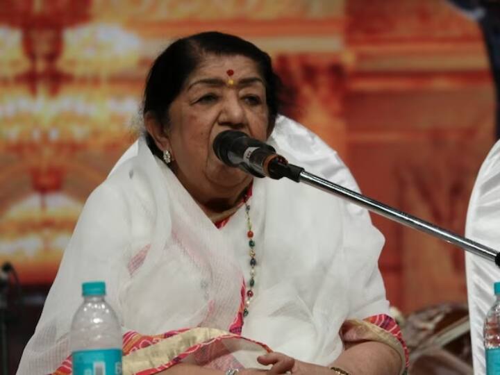 Lata Mangeshkar Death Anniversary: स्वर्गीय गायिका लता मंगेशकर की आज (6 फरवरी) पहली पुण्यतिथि है. स्वर कोकिला लता मंगेशकर का निधन 92 साल की उम्र में मुंबई के ब्रीच कैंडी अस्पताल में हुआ था.