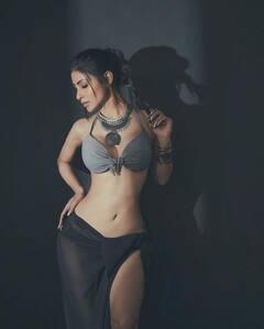 Mouni Roy Photos: ग्रे बिकिनी के नीचे पहना ट्रांसपैरेंट दुपट्टा, फिर दिए ऐसे-ऐसे पोज कि होश संभालते फिर रहे फैंस!