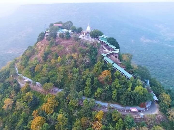 दरअसल ये सुविधा मुख्यमंत्री तीर्थ दर्शन योजना के तहत दी जा रही है. यह योजना मध्य प्रदेश सरकार की ओर से चलाई जा रही है, जो इंडियन रेलवे केटरिंग एंड टूरिज्म कारपोरेशन लिमिटेड (IRCTC) से जोड़ा गया है. (PC- dharmasva.mp.gov.in)