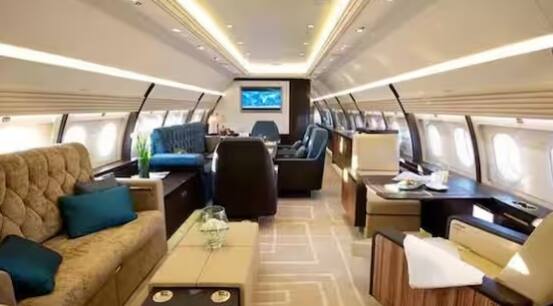 ਜੇਕਰ ਇਸ ਦੀ ਕੀਮਤ ਦੀ ਗੱਲ ਕਰੀਏ ਤਾਂ ਦੱਸ ਦੇਈਏ ਕਿ 230 ਕਰੋੜ ਰੁਪਏ ਤੱਕ ਦੀ ਕੀਮਤ ਵਾਲਾ ਇਹ ਜੈੱਟ ਅੰਦਰੋਂ ਵੀ ਬਹੁਤ ਆਲੀਸ਼ਾਨ ਹੈ। (ਫੋਟੋ-ਇੰਸਟਾਗ੍ਰਾਮ)