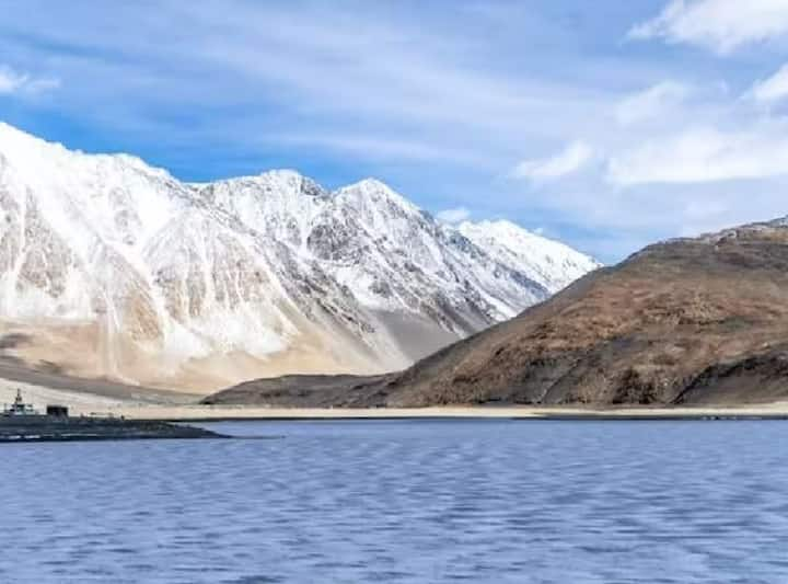 IRCTC Ladakh Tour: ਜੇਕਰ ਤੁਸੀਂ ਯਾਤਰਾ ਕਰਨ ਦੇ ਸ਼ੌਕੀਨ ਹੋ, ਤਾਂ ਭਾਰਤੀ ਰੇਲਵੇ ਦਾ IRCTC ਸਮੇਂ-ਸਮੇਂ 'ਤੇ ਸੈਲਾਨੀਆਂ ਲਈ ਕਈ ਤਰ੍ਹਾਂ ਦੇ ਟੂਰ ਪੈਕੇਜ ਲੈ ਕੇ ਆਉਂਦਾ ਰਹਿੰਦਾ ਹੈ।