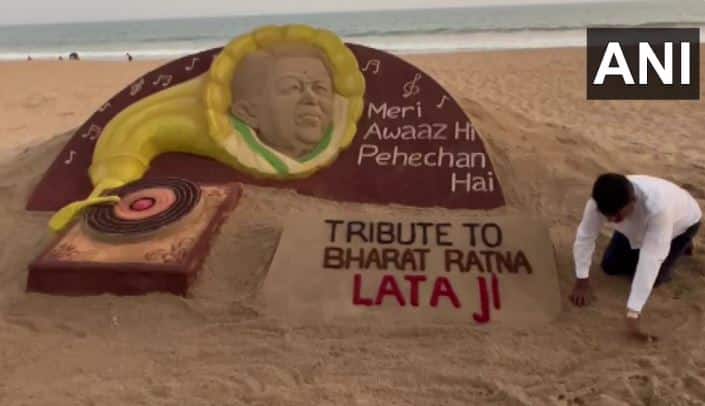 સેન્ડ આર્ટિસ્ટ સુદર્શન પટનાયકે ઓડિશાના પુરીમાં પુરી નીલાદ્રી બીચ પર સેન્ડ આર્ટ બનાવીને તેમને શ્રદ્ધાંજલિ આપી હતી. (તસવીરઃ ANI)