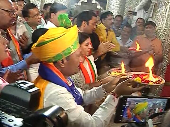 दगडूशेठ मंदिरात भाजपच्या नेत्यांनी आरती केली.