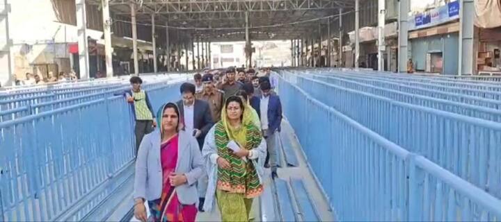 मंदिर कमेटी और जिला प्रशासन ने भक्तों की सुविधा के लिए नई व्यवस्था की है. पहले श्रद्धालु चार पांच लाइनों में लगकर दर्शन करते थे. मंदिर परिसर और बाहरी क्षेत्र में रास्तों का विस्तारीकरण के बाद 14 लाइनों में श्रद्धालुओं को दर्शन होंगे.