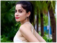 उर्फी जावेद ने आगे से पहने पूरे कपड़े, लेकिन पीछे से खुला पड़ा था सारा बदन