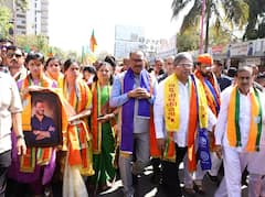 In Pics : हातात वडिलांचा फोटो अन् पाणावलेल्या डोळ्यांनी जगतापांची लेक ऐश्वर्या आईच्या पाठिशी खंबीर उभी