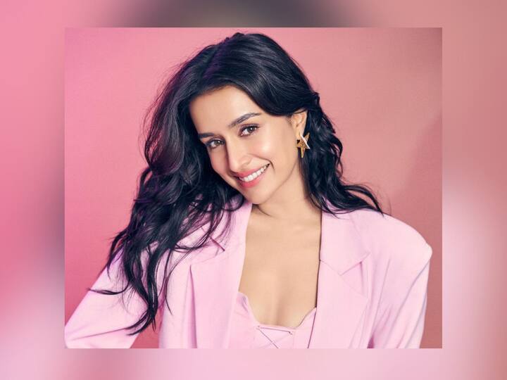 Shraddha Kapoor Look: बॉलिवूड अभिनेत्री श्रद्धा कपूर म्हणजे, तरुणांच्या गळ्यातील ताईत. श्रद्धाच्या क्लासी अदांनी लाखो चाहते घायाळ होतात.