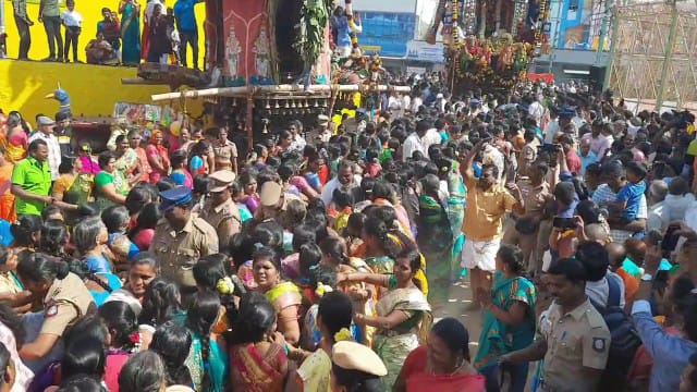 Thaipusam 2023 : உப்பு, மிளகு, பொறி வீசி பிரார்த்தனை.. தைப்பூசத் தேர் திருவிழா.. பெண்கள் மட்டுமே வடம்பிடித்து இழுத்த தேரோட்டம்..