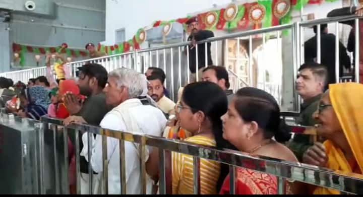 उन्होंने प्यारे शाम के चरणों में शीश नवाकर अमन, चैन और खुशहाली की कामना की. शकुंतला रावत ने खाटू श्याम मंदिर के मेला क्षेत्र का पैदल भ्रमण कर श्रद्धालुओं के लिए की गई व्यवस्थाओं का जायजा लिया और अधिकारियों को आवश्यक दिशा निर्देश दिए.