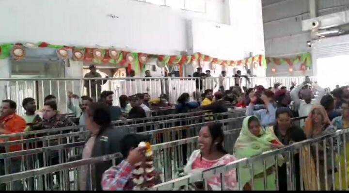 सीकर में 85 दिनों बाद खाटू श्याम मंदिर को भक्तों के लिए खोल दिया गया है. पहले दिन बाबा श्याम के दर्शन करनेवाले श्रद्धालुओं की भीड़ उमड़ी. भक्त श्याम प्यारे का दर्शन करने के लिए लंबे समय से इंतजार में थे.