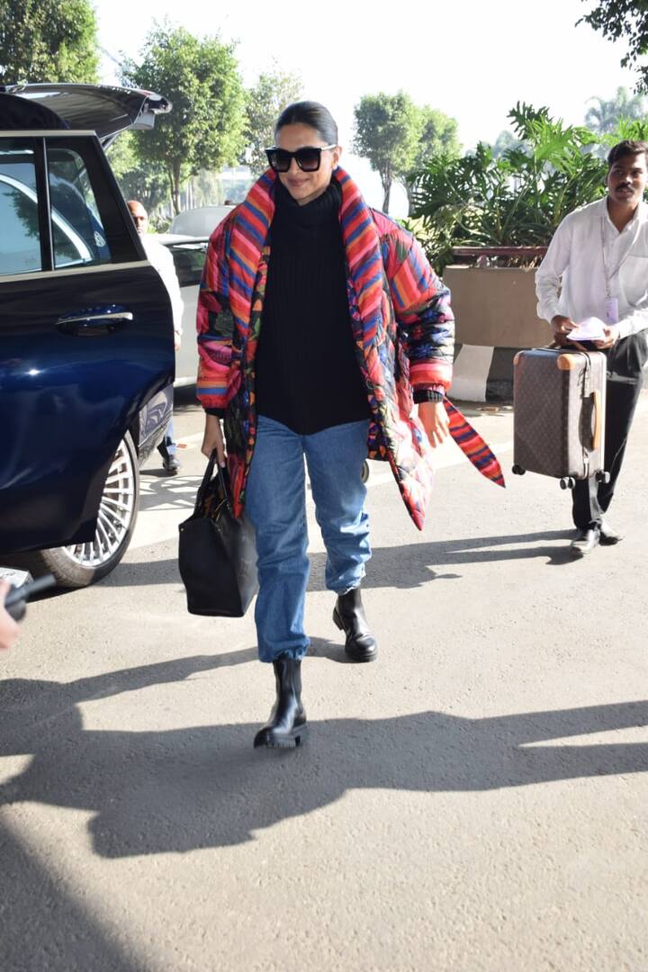 दीपिका पादुकोण ब्लैक टॉप और ब्लू डेनिम के साथ ब्लैक बूट्स और कलरफुल जैकेट में काफी स्मार्ट लग रही थीं.