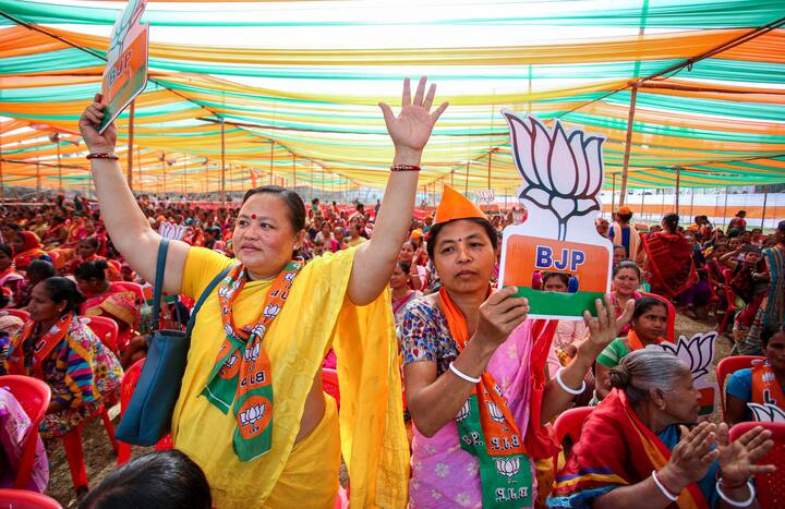 ত্রিপুরায় একই দিনে অমিত শাহের দুটি জনসভা ছিল। আর দুটি সভা থেকেই আগাগোড়া অমিত শাহের নিশানায় ছিল বামেরা। আর তার সঙ্গেই শাহের তির তিপ্রা মোথার দিকেও।