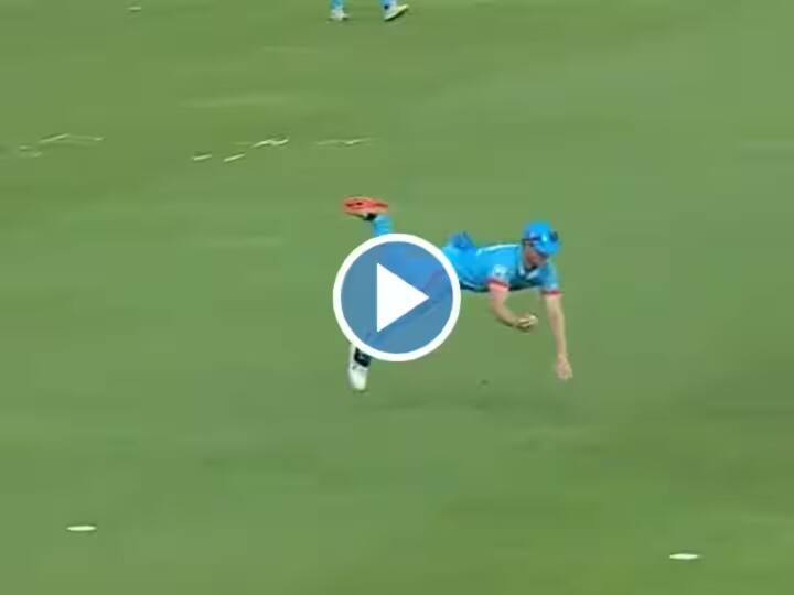 Cricketer Jimmy Neesham took amazing catch in sa20 2023 match between pretoria capitals vs durban super giants see video VIDEO : हवेत चित्त्यासारखी झेप घेत जिमी नीशमनं घेतला अफलातून झेल! व्हिडीओ पाहून थक्क व्हाल