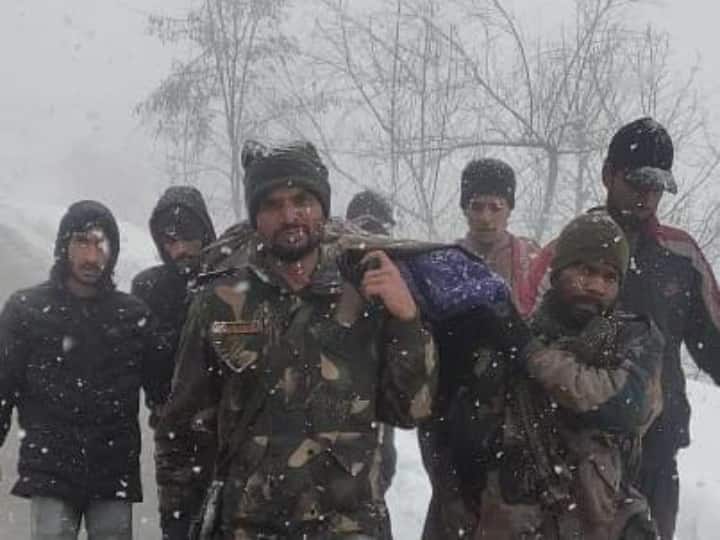 Indian Army rescued a pregnant woman from the snowbound Badakhet village of Kalaroos block Jammu-Kashmir: भारतीय सेना की दिलेरी से बची प्रेग्नेंट औरत की जान, जम्मू-कश्मीर के बड़ाखेत गांव का कुनबा हुआ गदगद