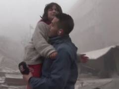 लाइव रिपोर्टिंग के दौरान आया भूकंप, रिपोर्टर ने ऐसे बचाई बच्ची की जान