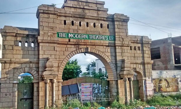 Modern Theatres: 'தமிழ் திரையுலகின் அடையாளம்' : மாடர்ன் தியேட்டர் பழமை சிதையலாமா? ரசிகர்கள் வேதனை..