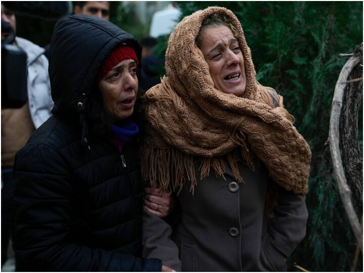 इसमें भी पहले भूकंप के बाद जो सात आफ्टर शॉक्स आए वो रिक्टर स्केल पर 5 से ऊपर रिकॉर्ड किए गए. इनमें भी 6.6 तीव्रता का एक आफ्टर शॉक रिकॉर्ड किया गया. एक्सपर्ट्स का मानना है कि आगे कुछ और आफ्टर शॉक्स आ सकते हैं. (PC- AP)