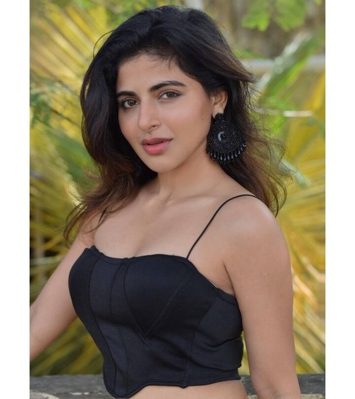 వయ్యారాలు పోతున్న ఐశ్వర్య మీనన్. Image Credit: Iswarya Menon/ Instagram