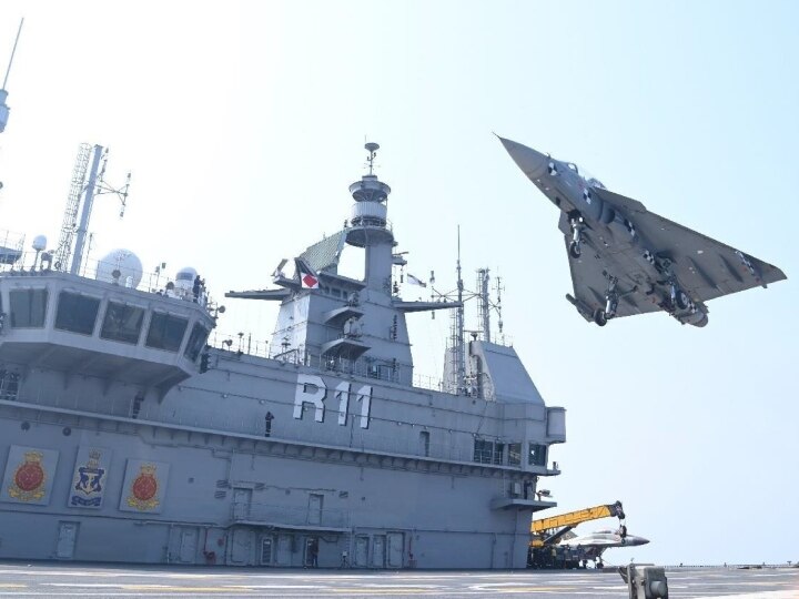 Indian Navy: आईएनएस विक्रांत पर हल्के लड़ाकू विमान LCA की लैंडिंग, आप भी देखें तस्वीरें