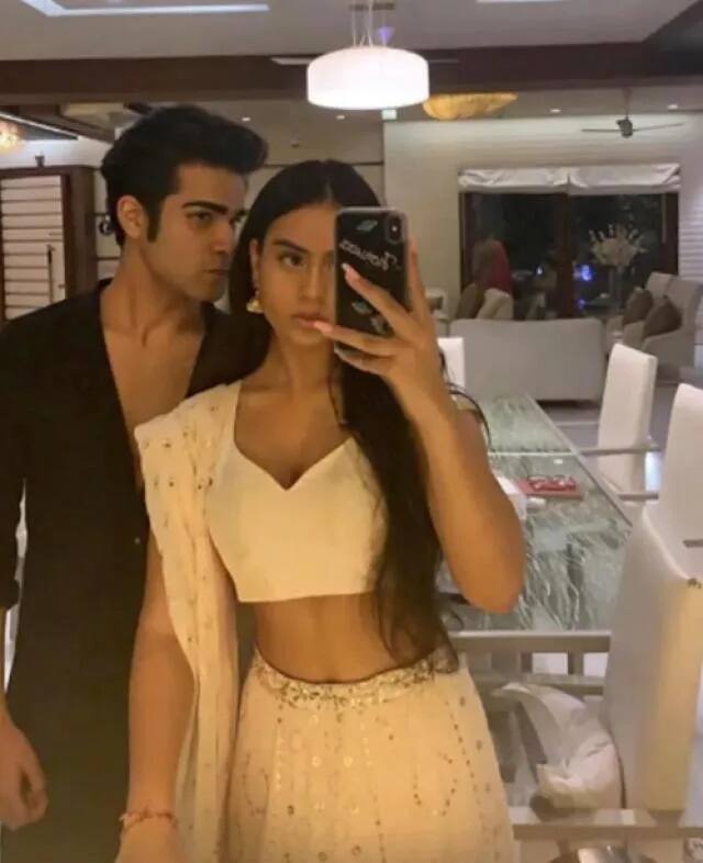 ये कपल के घर का डाइनिंग एरिया है जो काफी ज्यादा लग्जीरियस है.यहां पर व्हाइट टेबल के साथ कुर्सियों पर व्हाइट कुशन रखे गए है.