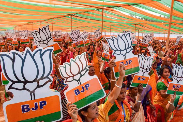 উন্নয়ন অস্ত্রেও বাম ও কংগ্রেসকে নিশানা করেছেন অমিত শাহ। এই রাজ্যে অর্ধশতক শাসন করলেও বাম ও কংগ্রেসের আমলে কোনও উন্নয়ন হয়নি বলে দাবি করেন শাহ। কিন্তু গোটা সভায় তৃণমূলের নাম করতে শোনা যায়নি অমিত শাহকে।